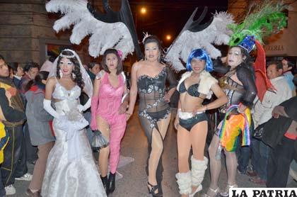 Grupo de transexuales, lesbianas, gays y bisexuales que participaron en el desfile del “Orgullo Gay”