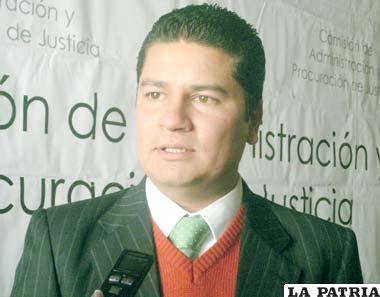 Diputado Mauricio Muñoz, denuncia persecución política a Manfred Reyes Villa