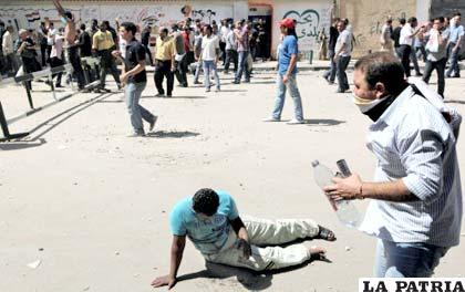 Batalla campal entre policías y manifestantes en El Cairo