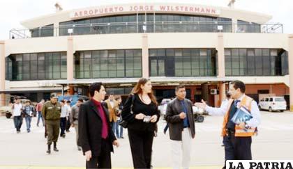 Delegaciones que participarán en la conferencia de la OEA ya llegan al aeropuerto Jorge Wistermann de Cochabamba