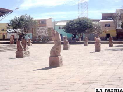 Hermosas esculturas de piedra son expuestas en la plaza principal de Tiahuanaco