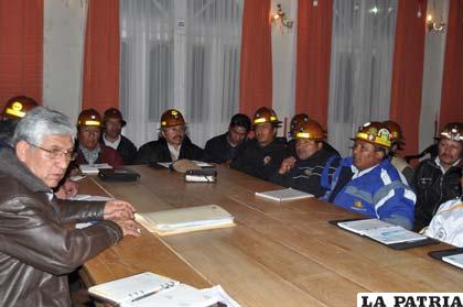 Ministro de Minería Mario Virreira (i) y los cooperativistas en la Gobernación