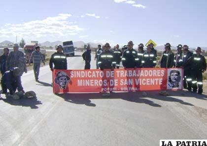 Mineros bloquearon sector de Caracollo durante siete horas