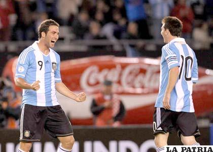 Higuaín y Messi jugadores de la selección argentina (foto: foxsportsla.com)