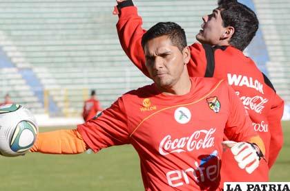 Daniel Vaca y Carlos Lampe luchan por la titularidad (foto: APG)