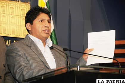 Juan Carlos Calvimontes, ministro de salud, informó el número de casos confirmados de gripe AH1N1