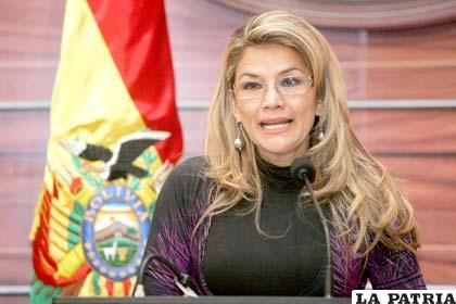 La senadora, Jeanine Áñez el momento de informar sobre la presentación de solicitud de licencia de forma indefinida del senador, Roger Pinto, quien busca asilo político en la Embajada de Brasil /APG
