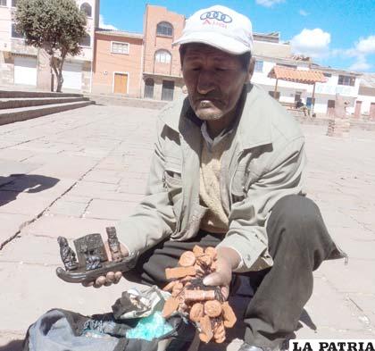 Dionisio Yujra, muestra sus artesanías que serán comercializadas