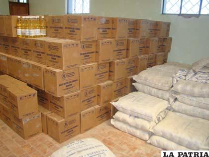 Lote de alimentos que recibieron las familias damnificadas por inundaciones 
