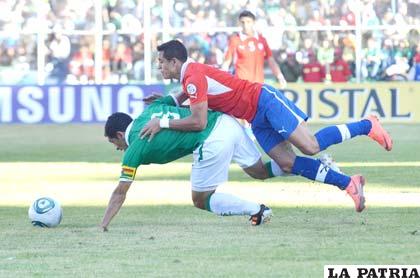 Walter Flores (capitán de la Selección boliviana) sufre una falta de Alexis Sánchez (foto: APG)