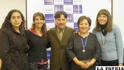 Víctor Montoya junto a las fundadoras de la Academia Boliviana de Literatura Infantil y Juvenil