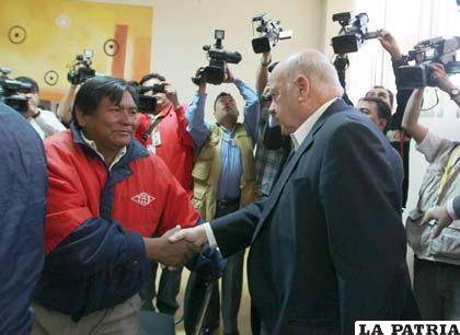 Chávez saluda a José Miguel Insulza de la OEA (Foto APG)