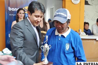 Jorge Ancasi representante de Huanuni recibe el premio