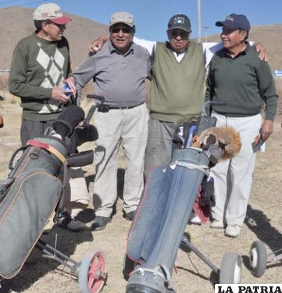 Golfistas orureños que participaron en la competencia nacional Abierto del Altiplano de Golf que se desarrolló el fin de semana en los links de Capachos 