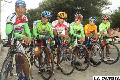 Ciclistas que participan en la competencia nacional Vuelta a Punata (foto: APG)