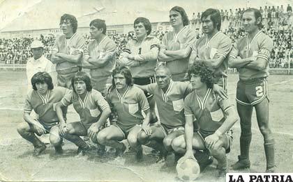 El equipo de Deportivo ENAF en 1078, Reynaldo Serrano de cuclillas con el balón (foto: archivo)