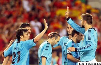 David Silva es felicitado por sus compañeros (foto: orange.es)
