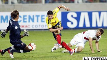 James Rodríguez anota e único gol del partido con el que Colombia venció a Perú en Lima (foto: foxsportsla.com)