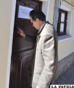 El fiscal Losantos ingresando a su oficina para audiencia del presidente del Concejo. La misma fue a puerta cerrada