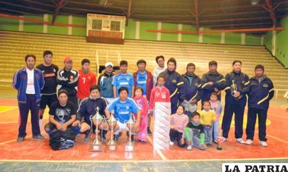 El elenco de Baels se exhibe con el torneo ganado