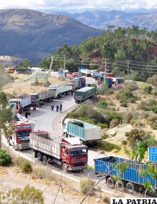 Camiones del Transporte “originario” bloquean carreteras en Sucre perjudicando el ingreso o salida de vehículos /APG