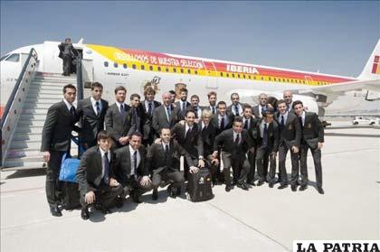 La selección española antes de abordar la aeronave que los transportó a Polonia (foto: noticias.com)