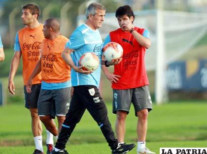Oscar Washington Tabárez en el entrenamiento de la selección uruguaya (foto: que.es.com)
