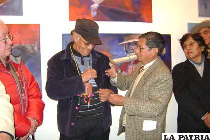 El director del ISBA Mario Medina, impone la medalla del “Gran Amauta” al destacado artista potosino