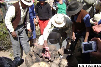 Tradicional preparado de la wath’ia por comunidades orureñas