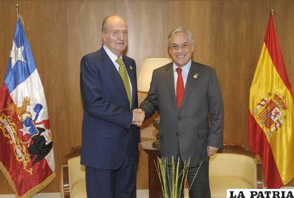 El rey Juan Carlos de España es recibido por el presidente de Chile Sebastian Piñera