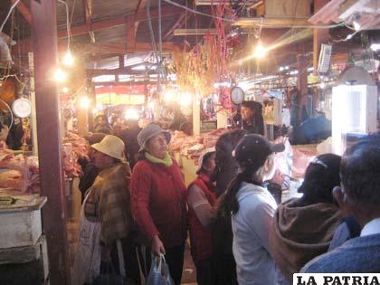 Sector de venta de carne en el mercado Campero, ayer estuvo muy concurrido