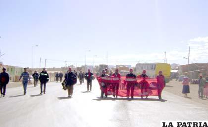 Mineros cuando bloquearon Caracollo el viernes 1 de junio (Foto archivo)