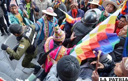 Los policías fueron agredidos por comunarios de Mallku Khota en la puerta de la Vicepresidencia del Estado de Bolivia
