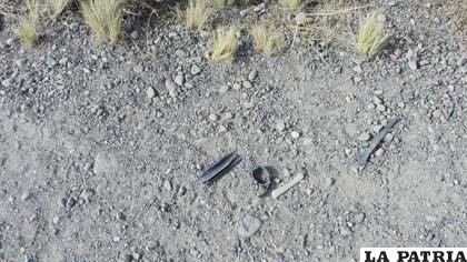 Partes que se desprendieron del vehículo junto al reloj que encontraron en el lugar del hecho