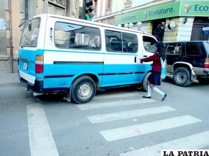 Las normas de tránsito deben ser respetadas por conductores y peatones