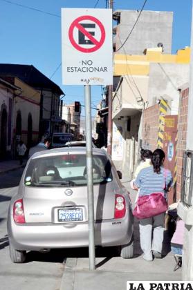 El vehículo infractor estuvo 
detenido por varios minutos en el lugar