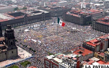 El zócalo, espacio turístico abierto de la capital mexicana