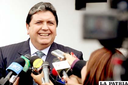 Alan García presentó informe ante una comisión del parlamento para disipar dudas sobre la ejecución de algunos proyectos realizados en su gobierno /estesitiosiexiste.lamula.pe
