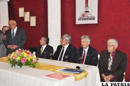 Luis Urquieta (de pie), rememoró la historia del club Ateniense