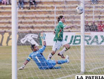 Pablo Escobar anota el segundo gol boliviano (foto: APG)