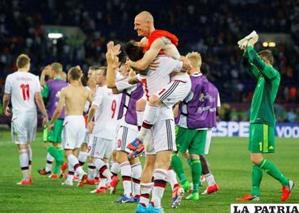 Festejo de los jugadores de Dinamarca por la victoria ante Holanda (foto: noticias.com)
