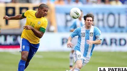 Leandro Damião disputa la pelota con Lionel Messi (foto: foxsportsla.com