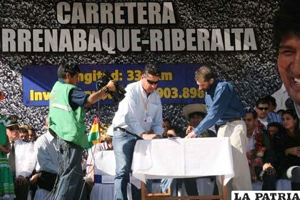 Presidente Morales y la empresa LUPE firman contrato para construir vía Rurrenabaque - Riberalta ( Jose Lirauze)/ABI