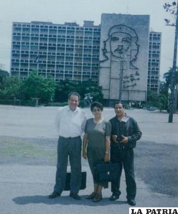 Adán Rioja en Cuba, junto a María Luisa Zeballos y Claudio Loredo, exconcejales