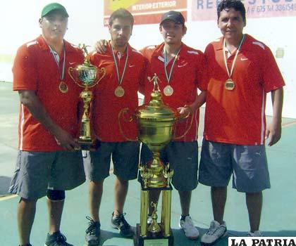 Luis Copa con el trofeo que logró el equipo de Golpegas 