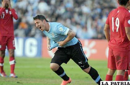 Cristian Rodríguez celebra el tercero de Uruguay (foto: elheraldo.com)