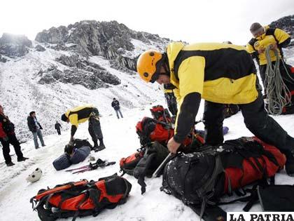 Patrullas de rescate de las víctimas que se encontraban en el helicóptero estrellado en Perú /sitiope.com