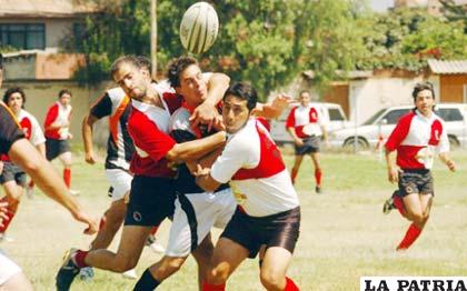 La representación de Tarija no pudo en el compromiso final ante el cuadro de Santa Cruz en el primer nacional de Rugby que se desarrolló la capital oriental (foto: APG)