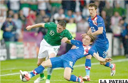 Una acción del partido en el cual Croacia venció a Irlanda (foto: terra.com)