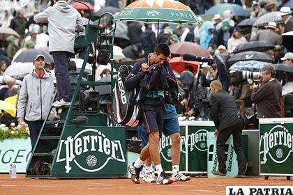 Novak Djokovic se retira del campo de juego (foto: emol.com)